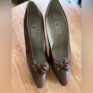 Gucci Brown Leather Pointed-Toe Pumps with Bow Accent